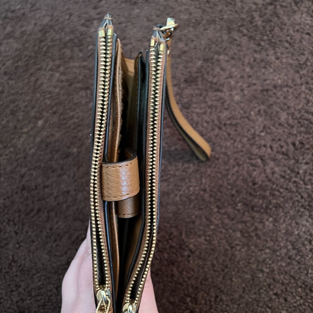 Michael Kors wristlet - Picture 3 of 3